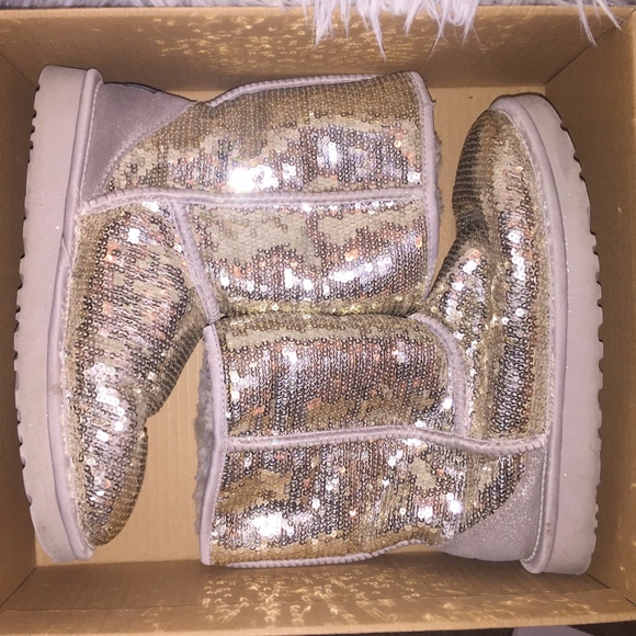 UGG Classic Short Sequin Boot in Silver, Size 7 - Picture 3 of 5